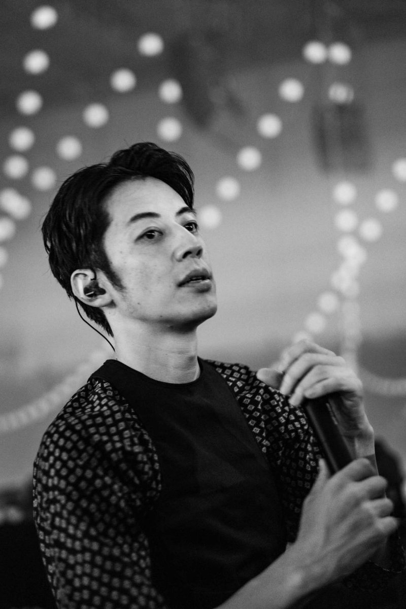 nishinoakihiro's tweet photo. 【僕らは、ちっとも負けていない】
(※今日の記事を音声で楽しみたい方はコチラ↓)
https://t.co/wvTNJunWR8
━━━━━━━━━━━━━━━━━━━
「踊ハロロス」が起きているみたい
━━━━━━━━━━━━━━━━━━━
巷では『えんとつ町の踊るハロウィンナイト』ロス…通称「踊ハロロス」が起きているみたいで、先日、梶原君と会ったのですが、梶原君もロスってました(笑)。
ちなみに、梶原君が『えんとつ町の踊るハロウィンナイト』のバンドザウルスコーナーで感極まって号泣した件に関しては、今夜の『毎週キングコング』でみっちりと料理させていただいているので、乞うご期待です。
もちろん、『えんとつ町の踊るハロウィンナイト』のオンライン配信にも、そのシーンはバッチリと入っておりますので、そちらも乞うご期待でございます。
そんな中、我々運営サイドの『えんとつ町の踊るハロウィンナイト』は全然終わっていなくて、現在は「後半戦に入った」ぐらいの感じです。
「『後半戦』って、一体、何をすることがあるの?」という話ですが、今日は、僕らの「今」を皆さんに知っていただいて、あわよくば応援していただこうと思っています。
10月28日に幕張メッセで開催された史上最大の盆踊り大会『えんとつ町の踊るハロウィンナイト』は、とにかく「こどもファースト」で、そしてCHIMNEY TOWNの理念でもある「ファミリーエンターテイメント」を掲げ、家族で参加できるようにチケット料金を「大人=5500円、中学生=550円、未就学児=無料」とさせていただきました。
制作費を来場者数で割ると、単純計算、チケット代は一人「1万1000円」とかにしないと採算が合わないのですが、それをやってしまうと僕らが思い描いているような空間は作れないので(お客さんも空間演出の1つ)、「他で死ぬ気で回収しよう」ということで話がまとまり、繰り返しますが、チケット料金は「大人=5500円、中学生=550円、未就学児=無料」となりました。
会場に来られた方は、その目でその耳で確認されていると思いますが、このあたりの「料金設定が生んだピースフルな世界」というのは確実にあって、それが今回のイベントの魅力の1つにもなっていたと思うので、この料金設定は間違っていなかったのだと思います。
とは言うものの、そこは「ロマンとソロバン」で、どれだけ綺麗な理想を語ったところで、収支を合わせないことにはイベントを続けていくことは不可能なので、今僕らは『えんとつ町の踊るハロウィンナイト』の後半戦の「予算回収コーナー」に突入しております。
━━━━━━━━━━━━━━━━━━━
まずは「オンライン配信チケットを1万5000枚売る!」が最初の目標
━━━━━━━━━━━━━━━━━━━
生々しい話を全部正直にお話ししますが、『えんとつ町の踊るハロウィンナイト』の予算回収の柱は、11月3日の12時から11月30日の23時59分まで何度だって観ることができる「オンライン配信」です。
チケット代は「2200円」です。
まずは、この「オンライン配信チケットを1万5000枚売る!」というのが僕らの最初の目標となっておりまして(1万枚売っても、まだ少し赤字)、実は、当日会場に来られた方にもオンライン配信チケットを買っていただくような小細工をアレやコレやと仕掛けまして…今の時点でオンライン配信チケットの売り上げは「1万1000枚」を突破しました。
皆さんには、この数字を覚えておいていただきたいです。
オンライン配信のアーカイブは11月30日まで残るのですが、それまでに方々、手を尽くして、絶対に「1万枚」を突破しますので、その試行錯誤を、文化を守る為の泥臭く、みっともない打ち手の数々を見ていただきたいです。
最近の僕がどう見られているかはよく分かりません。
もしかしたら、「デカイことをサラッとやるヤツ」みたいな見られ方をしているのかも知れません。
実際のところは、そんなことは全然無くて、今も「1万5000枚を突破する為にはどうすればいいのかなぁ?」と考え倒しているし、何が当たるかは分からないので、思いついた手から順に打ちまくっています。
本音を言うと、「サラッとやっているのは、いつもアンタの方だ」というのがあって、僕は毎日必死だし、毎夜毎夜もがいているし、手探りと空振りの連続だし、服は泥だらけだし、膝は切れているし、「どうすりゃいいんだろう?」と毎日悩み、行動しています。
決めているのは「結果が出るまで仮説検証実験を繰り返す」ということ。
僕は成功者でも何でもなくて、現在進行形で試行錯誤を続けている中年なので、その姿を正直に届けたいです。
ここから1ヶ月の僕の動きを見ておいてください。
━━━━━━━━━━━━━━━━━━━
ここで「黒星」をつけるつもりは1ミリもない
━━━━━━━━━━━━━━━━━━━
『えんとつ町の踊るハロウィンナイト』の編集を夜中までやっていた時に、運営にあたっていたスタッフさんが「次回、リベンジしたい!」と言っていて、それはとても前向きな意味で(どちらかというと『改善したい』というニュアンスで)、その言葉を使われていたのですが…ただ、僕の中で「僕らは1ミリも負けてない」という気持ちがありまして。。
「やってみた結果、違うかった」ということは、たくさんあったけど、それは「やってみないと分からないこと」だったし、「やれるのにやらなかったこと」なんて1つもなくて、やれる範囲でやれることは全部やったんです。
だけど、スタッフさんに「リベンジしたい!」と思わせちゃっているのは事実で、そう思わせてしまった理由の1つに「予算」の問題があったのであれば、そんなものは全力で潰しにいって、あらためて「僕たちは、ちっとも負けてない」と大声で言いたいな。
子供達に、お父さんお母さんに、お爺ちゃんお婆ちゃんに、クリエイターに、夢や希望や可能性の類を見せる為に、この5ヶ月全力で走ったのだから、ここで「黒星」をつけるつもりは1ミリもないので、繰り返しますが「勝ち切る瞬間」を見届けてください。
やるぞー!
※『えんとつ町の踊るハロウィンナイト』のオンライン配信チケットはコチラから↓
https://t.co/K1twlNsohu
▼西野亮廣の最新のエンタメビジネスに関する記事(1記事=2000~3000文字)が毎朝読めるオンラインサロン(ほぼメルマガ)はコチラ↓
\メールアドレスのみで利用できるようになりました/
https://t.co/ytKmjAi0I6
※サロンメンバーさん同士交流される場合は今まで通りFacebookアカウントが必要です
\公式LINEができました/
▼西野亮廣 公式LINEはコチラ↓
https://t.co/FeCBNhBwA1