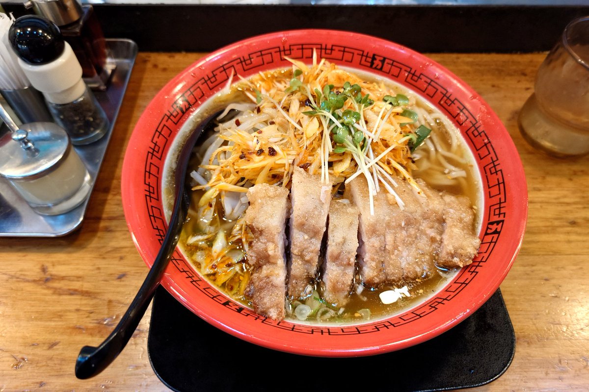 erickmabu's tweet photo. 秋葉原：肉の万世の排骨麺、野菜プラス。麺はもちもち、スープはあっさり牛骨系でお腹一杯。昨日飲み過ぎで塩分供給には最適。 https://t.co/hMUWxkLP3z