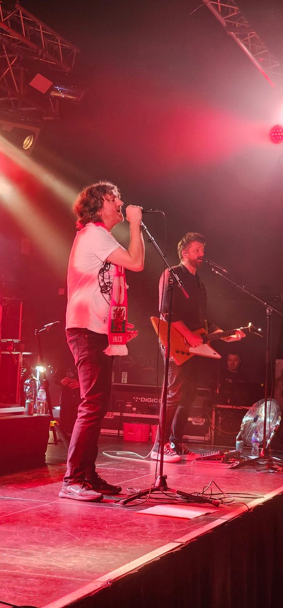 rht1969's tweet photo. Nothing but love in the room for @embrace who were brilliant last night at the @TramshedCF. Happy birthday to TGWO, 25 years of memories. Diolch 🏴󠁧󠁢󠁷󠁬󠁳󠁿 https://t.co/gEG4h1yhL9