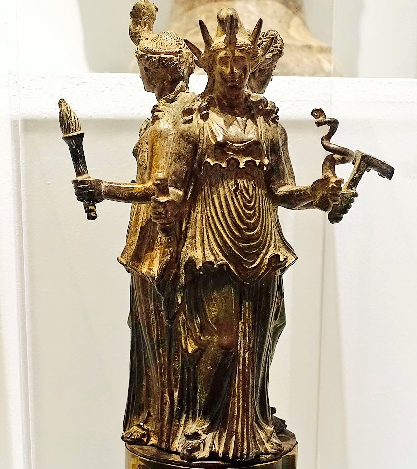 LaymansLinguist's tweet photo. What does your given/chosen name mean etymologically?

Along with Caitlin/Katherine/etc, <Kathleen> originally comes from the ancient Greek name <Ἑκατερινη> "Hekaterine" as in Hecate, the three-faced goddess of sorcery, crossroads, the moon, poisonous plants, and necromancy. https://t.co/xhUEmheffh