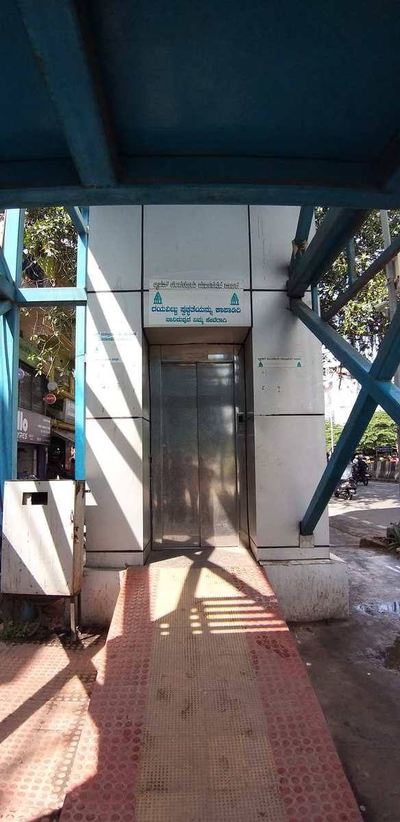 saneyedoc1's tweet photo. #GreatIdea #ZeroImplementation
A foot over bridge near #Kempfort with a lift but not working, shut down
A senior citizen had to walk all the way up the poorly designed overbridge and cross the road #OldAirportRoad #Kempfort
@east_bengaluru @ChristinMP_ @lolita_tnie https://t.co/NUziFRyagW