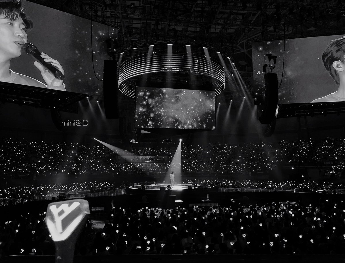 heroluvbly0's tweet photo. 임영웅서울콘이 미치는게 뭐냐면 
위에있는 조명이 영웅오빠만 가리키고
영웅시대응원봉이 밤하늘처럼 깔리는거임  
ㄹㅇ 뮤지컬와있는듯한 느낌받음..✨ 

흑백이 유독 이쁨 진심 감탄..

#임영웅 #LIMYOUNGWOONG #limyoungwoong #임영웅_서울콘서트 https://t.co/LDpvYVaRrC