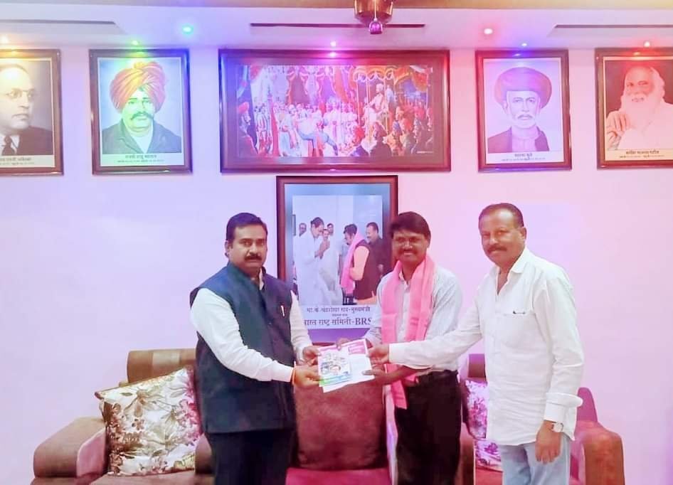 BRSBuldhana's tweet photo. भारत राष्ट्र समिती बुलडाणा जिल्हा कार्यालय येथे प्रसिद्ध गायक,तथा निवडणूक स्टार प्रचारक श्री प्रवीण दादा जाधव यांचा जिल्हा समन्वयक श्री भैयासाहेब पाटील आणि जिल्हा सह समन्वयक श्री रामराव शिंदे यांच्या हस्ते बिआरएस पक्षात प्रवेश.
#BrsMaharsshtra #BrsBuldhana #BRS https://t.co/Je6eKDM68o