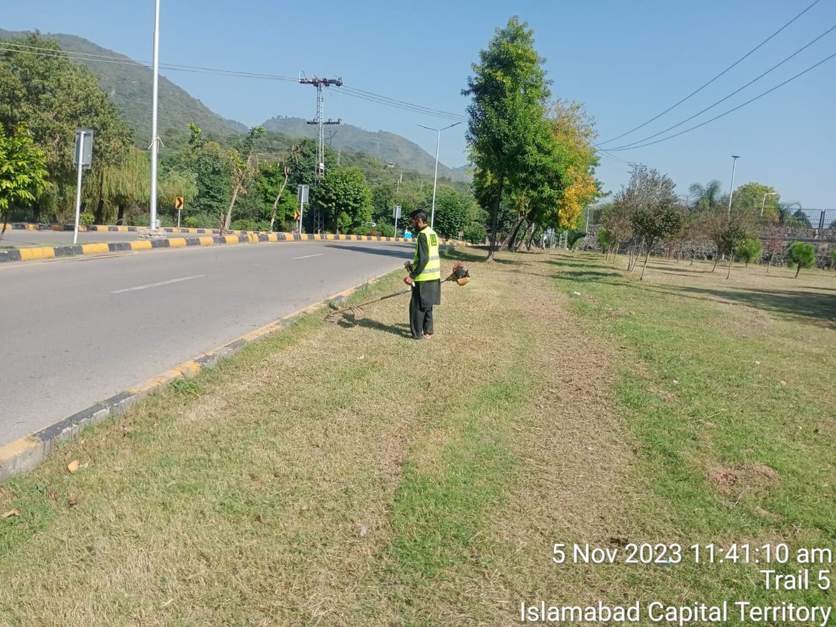 CDAthecapital's tweet photo. Horticulture work on-going around Trail 5 area. #CleanIslamabad #CDAatyourservice https://t.co/d1ftLVGLio