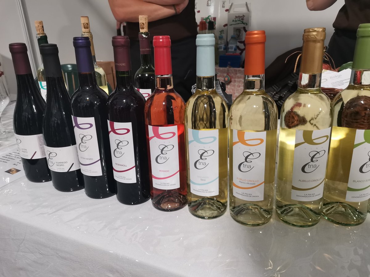 Malditovino's tweet photo. Buena acogida la Feria de Vinos, Quesos y Mieles. Una muestra nos, hemos traído. Tenemos para un rato. Los blancos están creciendo, sin necesidad de Parker, Peñin o Proensa (#3PPP), el tripartito.
Agüita con La Palma.
#LosVinosCanarios https://t.co/71sjcGvgss