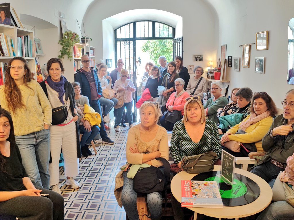 CarmeFenoll's tweet photo. Albert Om ha fet un gran paper com a #LlibreterVIP a @pobledellibres, on té un vincle afectiu. Recomanacions del nou 📘de Raimon a @Ed_Empuries, 📗'A casa...' de la @_MariaCliment, Ibáñez...i molts més! El 10/12 hi tornem amb la @CarlotaGurt com a #LlibreteraVIP! https://t.co/ZeNa6P6JBK