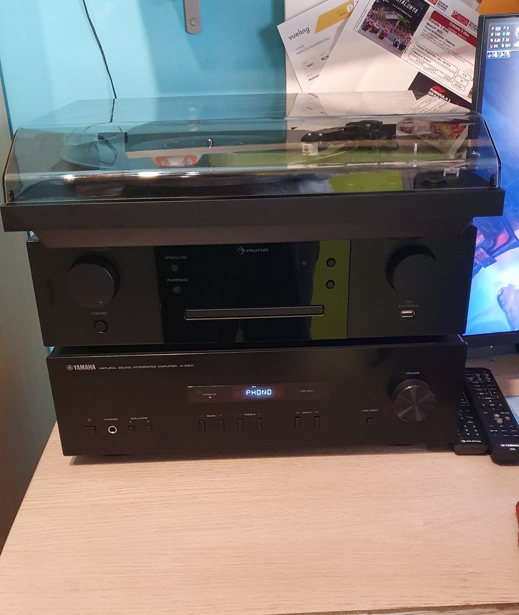 Peazo 🎁  le han calzado a mí niño por su cumple, está babeando todavía 🤣🤣🤣