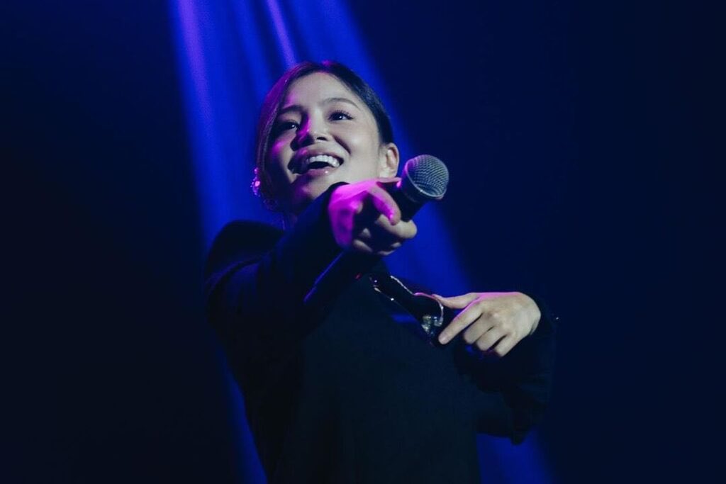 theseoulstory's tweet photo. [#LEEHIinKL] Let's reminisce some moments where the one and ONLY Lee Hi visited Malaysia for #ConcertLAH! 🇲🇾😍

Recap here 👉 https://t.co/ctQIab4cR7

Major thanks to @sneakerlah for the invite! 🫶

#LEEHI #이하이 #LeeHiinMY #LeeHayi #SneakerLAH https://t.co/b8sgWwDmv0