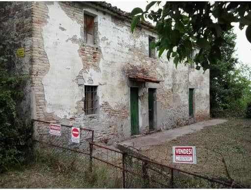 pierpi13's tweet photo. Uno dei momenti più tristi della nostra vita é  quando la porta della casa dei nonni si chiude per sempre.
Una volta chiusa quella porta non ci saranno più i pomeriggi felici con zii, cugini, nipoti, genitori fratelli e sorelle.
Ve lo ricordate?
Non era necessario andare al ristorante la domenica.
Si andava a casa dei nonni.
A Natale la nonna bucava l'ozono con le sue fritture mentre il nonno si dedicava all'arrosto facendo puntualmente bruciare la canna fumaria.
La tavola era lunghissima e veniva apparecchiata nella stanza più grande.
Adesso la casa è chiusa ed è rimasta soltanto la polvere.
Un cartello vendesi.
Nessuno la vuole quella casa.
È vecchia.
Va ristrutturata.
Costa troppo.
Cazzo ne sapete di quanto vale la casa dei nonni.
La casa dei nonni non ha un valore.
E così passano gli anni.