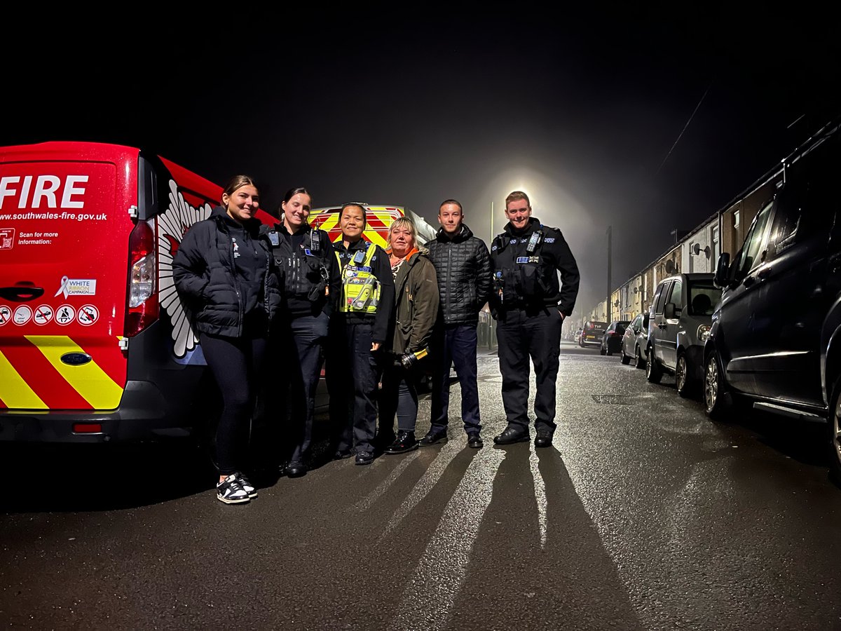 swpolice's tweet image. Happy Bonfire Night! 🎆 
 
If you're celebrating, stay safe, have fun, and be considerate of your neighbours. 🗣️  
 
More tips for keeping your community safe at the link below.

south-wales.police.uk/police-forces/…
 
#NotFunForEveryone