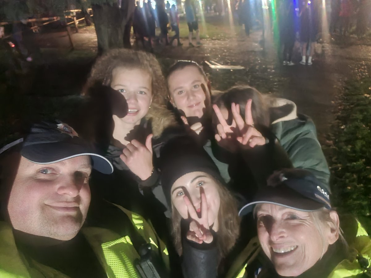 swpolice's tweet image. Happy Bonfire Night! 🎆 
 
If you're celebrating, stay safe, have fun, and be considerate of your neighbours. 🗣️  
 
More tips for keeping your community safe at the link below.

south-wales.police.uk/police-forces/…
 
#NotFunForEveryone