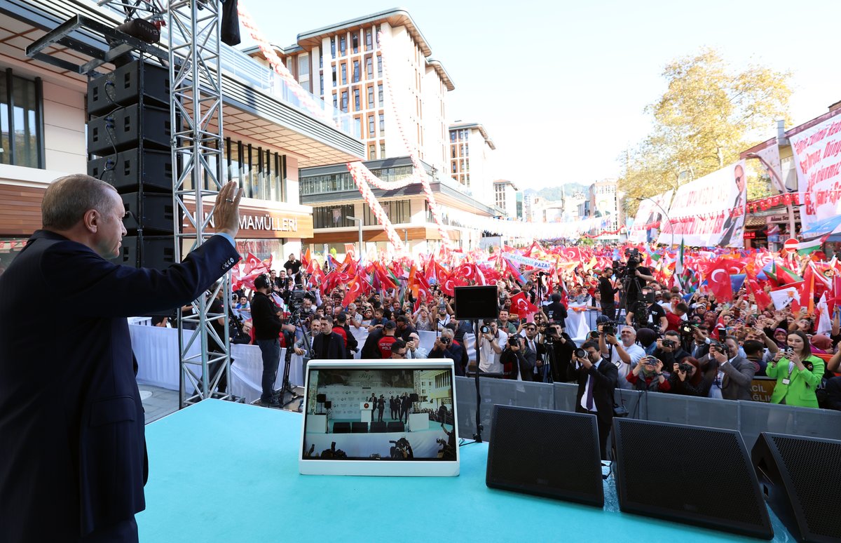 RTErdogan's tweet photo. Baharı ayrı, sonbaharı ayrı güzel; ana ocağım, baba yurdum, ata toprağım Rize… Teşekkürler Rize! 🇹🇷 https://t.co/pu7wkvFVJX