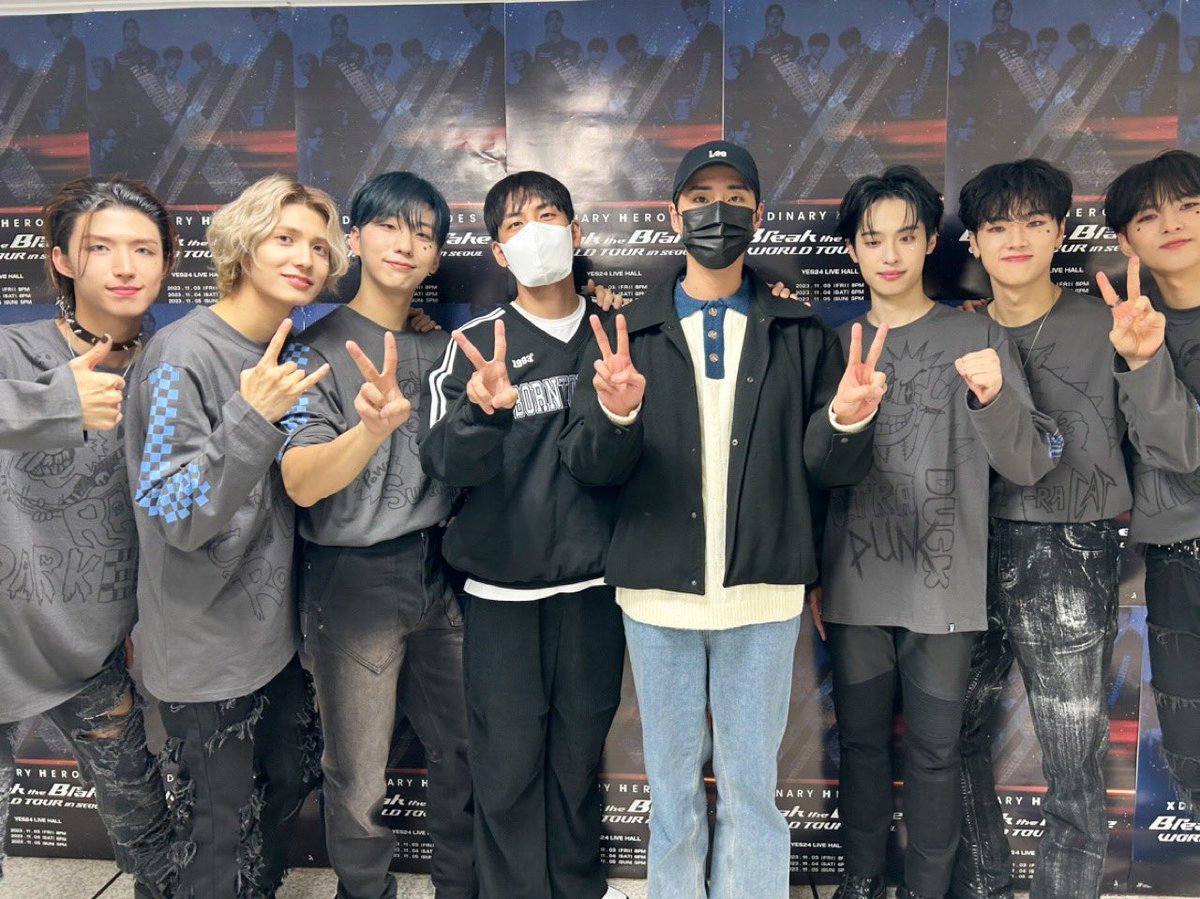 [ #DAY6_BEHIND ]

Young K와 원필도 함께한
후배님들의 3일 차 콘서트🎵

무대가 더욱 그리웠던 순간🥹
데이식스도 곧 완전체로 돌아올게요🤟🏻

#DAY6 #데이식스
#YoungK
#원필 #WONPIL
<a href="/XH_official/">Xdinary Heroes</a>