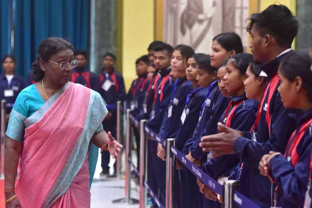 rashtrapatibhvn's tweet photo. President Droupadi Murmu met tribal youth from Madhya Pradesh and Chhattisgarh at Rashtrapati Bhavan. The President told the youth visiting under Tribal Youth Exchange Programme, to move ahead having full faith in the country's constitution and democracy. https://t.co/P2F7TrfJ6A