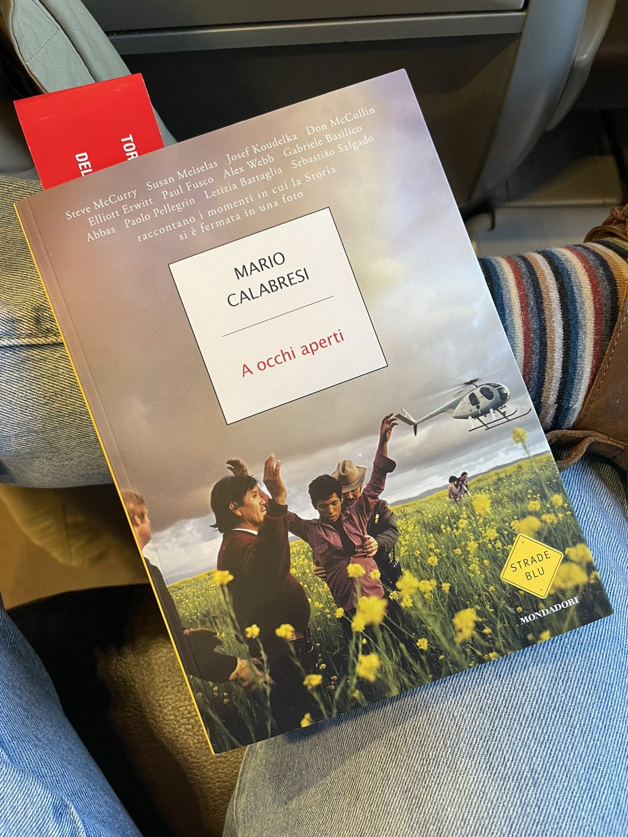 Scopro questo libro per caso grazie a una pizza in ritardo di oltre un’ora. Stamattina lo cerco nonostante manchino 5 minuti alla partenza del treno. Lo trovo, salgo di corsa sul treno, lo apro e lo chiudo solo quando sono arrivato all’ultima pagina. Stupendo. #aocchiaperti