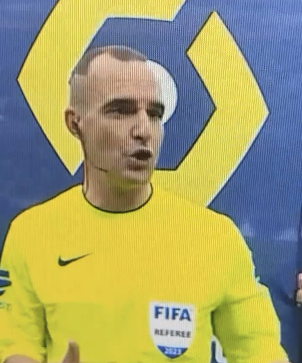 ActuFoot_'s tweet photo. Le dégradé de Benoît Millot. 😂✂️ https://t.co/CUPvtCX5Vi