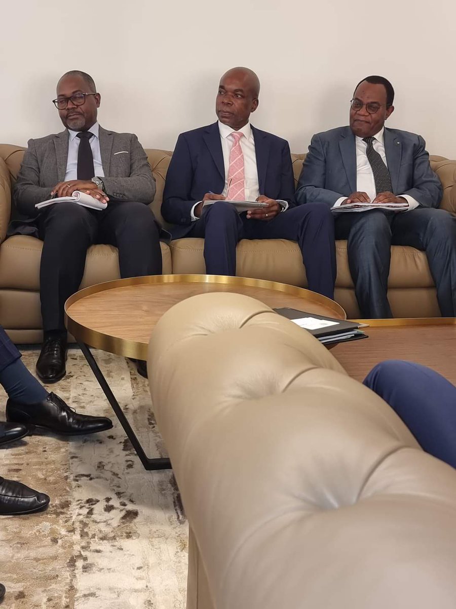 Le Ministre #Marcel_Abéké a reçu les dirigeants de <a href="/Trafigura/">Trafigura</a>, le 26.10.23. M. #Christian_Rose, Directeur Général de <a href="/Trafigura/">Trafigura</a> est venu faire part au Ministre du <a href="/PetroleGOUVGA/">Ministère du Pétrole</a> du potentiel de sa société et de l'intérêt qu'il porte au bassin sédimentaire gabonais.
<a href="/Comgouv_GA/">Comgouv</a>