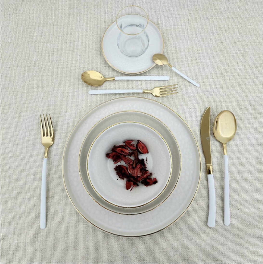 ✅Roma 36 parça beyaz çatal bıçak takımı 
👉Fiyatı:  3450 ₺ yerine 2900 ₺ 
❤️Tüm ürünlerimizin yaldızları gerçek altın kullanılarak yapılmaktadır .
6 adet paslanmaz çelik yemek çatalı, kaşığı,bıçağı,tatlılaştığı, tatlıçatalı, çaykaşığı 
 
🌐enuygunhersey.com