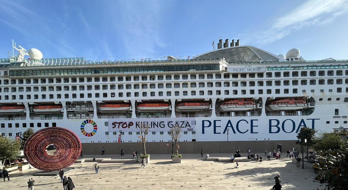 İstanbul ,Galataport rıhtımın yanaşan ve 1800 Japon  yolcu taşıyan Pasific World isimli Peace Boat gemisi Gaza da ölümlerin durdurulmasını ve barış istedi.