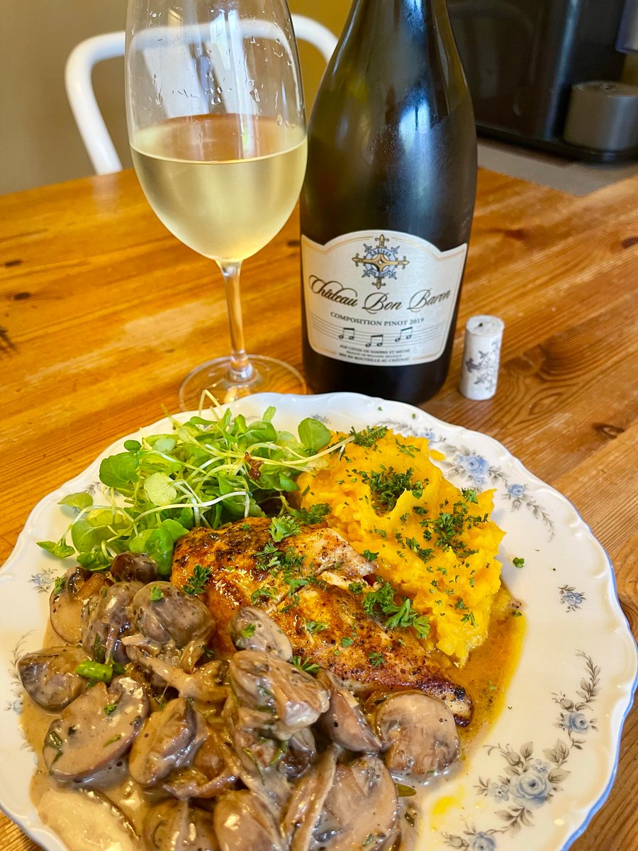 joukesp's tweet photo. #Aperotime #SundayLunch #ChickenFilet #PotatoPumpkinMash #Mushrooms
Happy #Aperotime w a glass Cava Ferriol.
Tremendous success w my chicken filets w potato-pumpkin mash, sautéed & flambé mushrooms in cream sauce & watercress.
Quite good Pinot blend by Belgium’s Ch.Bon Baron. https://t.co/OkdAhbNhFp