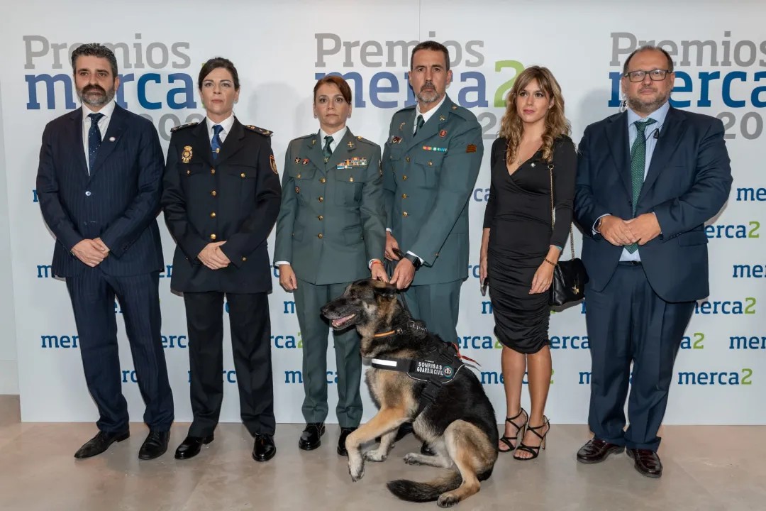 MqGuardiaCivil's tweet photo. Premio #MERCA2 a las #FFCCSE, @Asc_SONRISAS y @RAGCEasociados con su Presidente Lucía.
“Mala” también ha sido premiada. Su principal misión ha sido la prevención en la detección de explosivos, durante 8 años trabajo en misiones como el terrorismo internacional islámico. https://t.co/FkZAD9LzAj