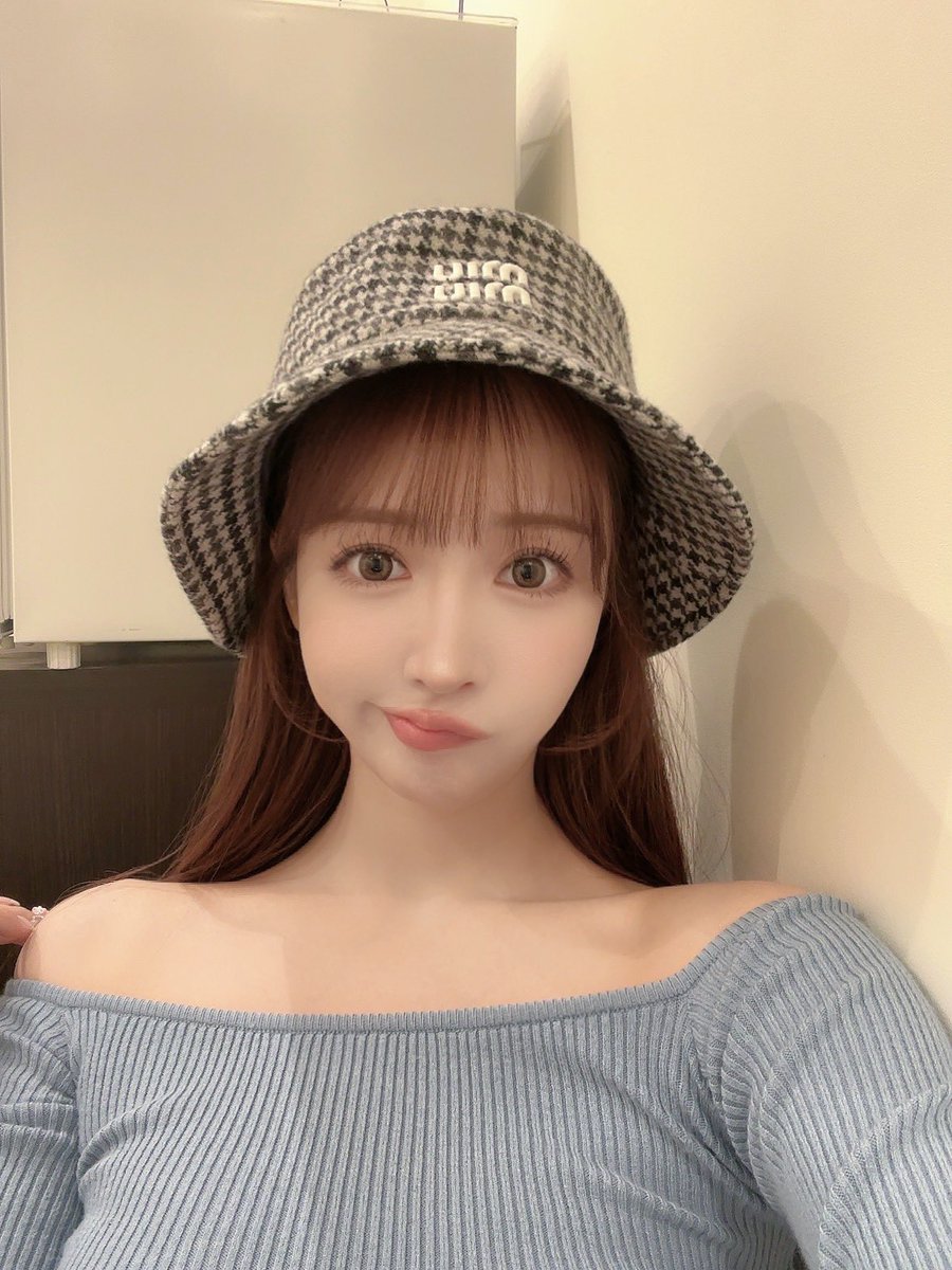 卓上カレンダーイベント
ありがとうございました🥺🩵🩵

表紙が水色ちゃんなので
ブルーの衣装にしました❄️ https://t.co/nrngXbz1wm