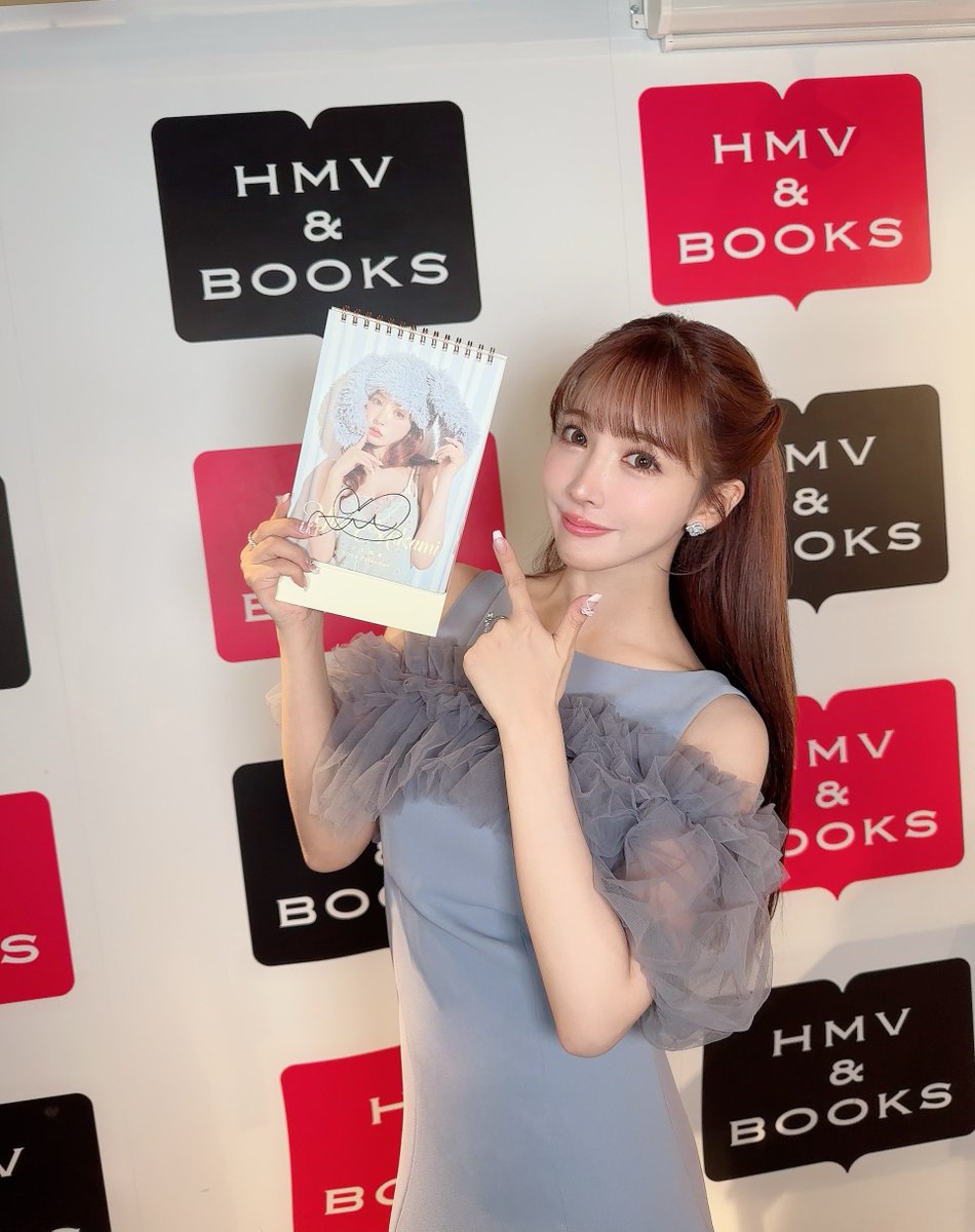 卓上カレンダーイベント
ありがとうございました🥺🩵🩵

表紙が水色ちゃんなので
ブルーの衣装にしました❄️ https://t.co/nrngXbz1wm