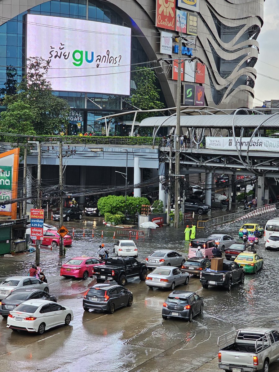 catxytwit's tweet photo. @js100radio @fm91trafficpro หน้าเซ็นทรัลเวสเกตมีน้ำท่วมขัง การจราจรติดขัดเล็กน้อยรถไหลตามกันได้ https://t.co/lNnAYHIYMZ