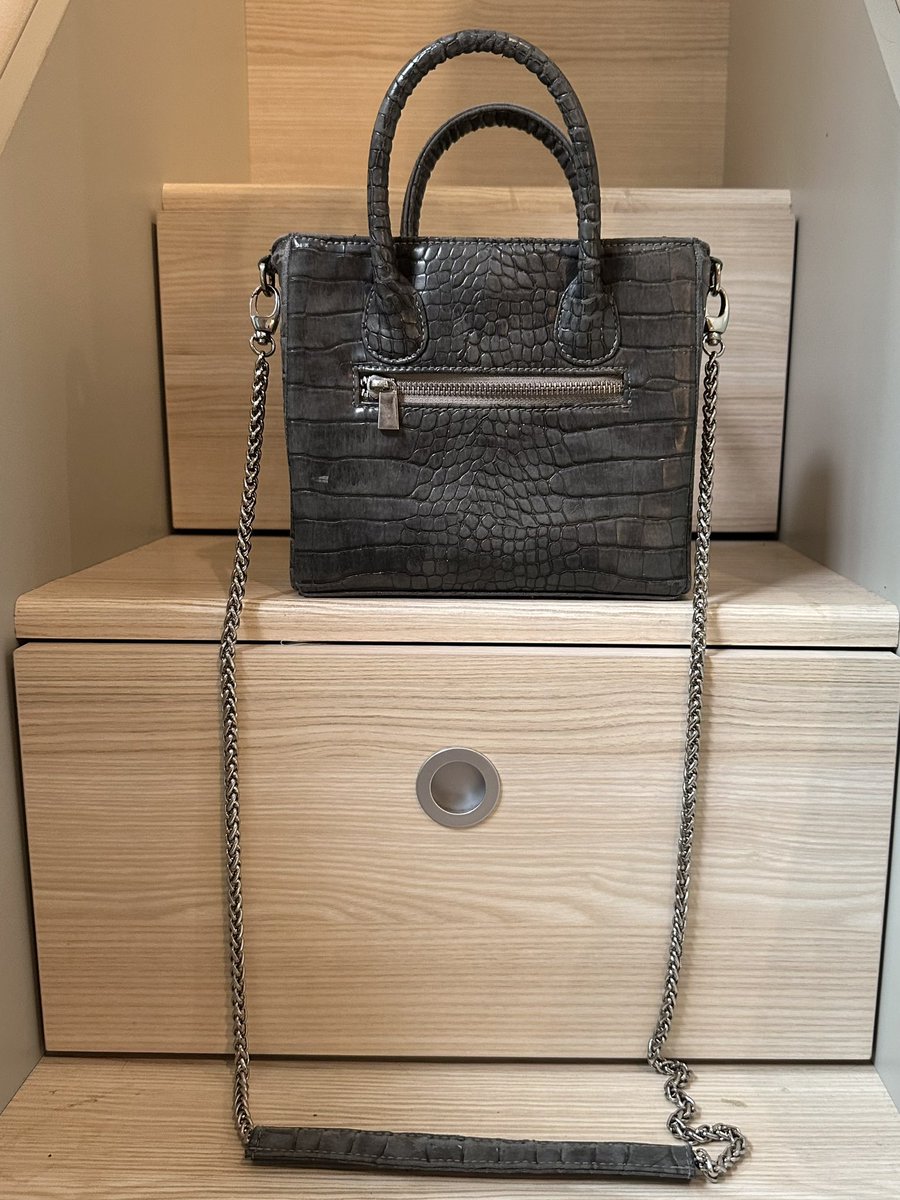 psps_1212's tweet photo. ส่งต่อ vissy bag size 7 🩶
สี charcoal ส่งต่อ 270 bath (from 16xx) 
ค่าส่ง50 สนใจ mention/dm ka 
***สภาพตามการใช้งาน มีตำหนิหนังลอก ขอคนรับได้ค่ะ 
#vissy #vissybag #ส่งต่อเสื้อผ้า #ส่งต่อvissy #ส่งต่อvissybag #ส่งต่อกระเป๋า #กระเป๋ามือสอง #ส่งต่อกระเป๋ามือ2 #ส่งต่อvissy https://t.co/dCfKLg4Ox9