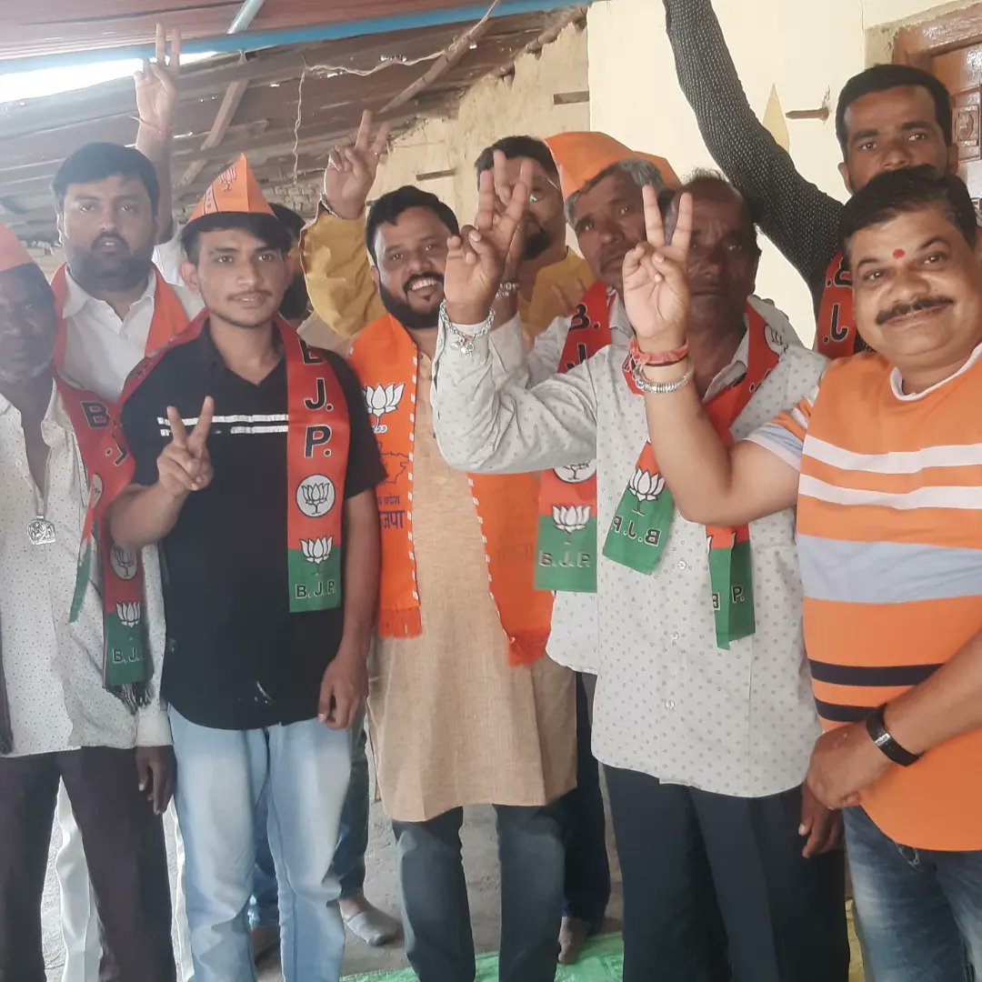 PiyushPatel177's tweet photo. મધ્યપ્રદેશ ચુંટણી પ્રચાર દરમિયાન  ૧૯૬ સરદારપુર વિધાનસભા માં બુથ સ્તરીય મીટિંગ લેતા ગુજરાત પ્રદેશ આદિજાતિ મોરચા મહામંત્રી પિયુષ ભાઈ પટેલ સાહેબ✌️🚩 @BJP4Gujarat @CRPaatil @ChouhanShivraj @MananDaniBJP https://t.co/6CHKdS8GJu