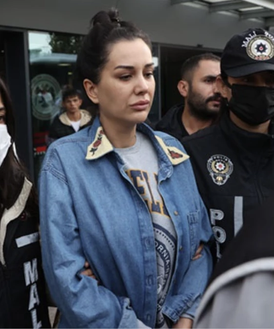 yirmiucderece's tweet photo. Gülben Ergen, Dilan Polat'ın tutuklanmasıyla ilgili yorum yapanları eleştirdi:

"Mesleği habercilik, hukuk olanların dışında, insanlar neden başkalarının ayıplarıyla bu denli ilgilenirler? 

Neden 'oh olsun' diye bir ruh hali vardır? 

Neden birinin kötü/kaybetmiş/düşmüş durumda olması bir başka kişiye sevinç olur?"