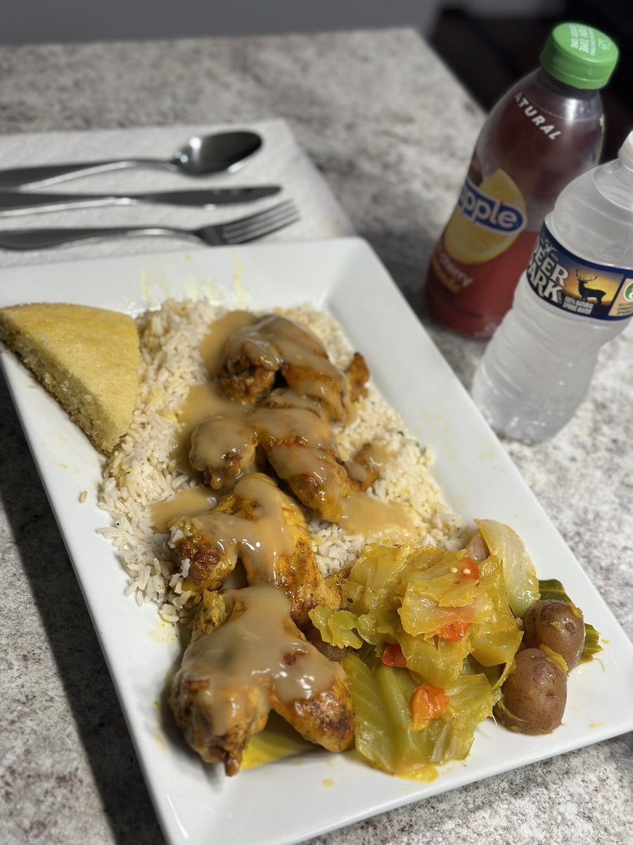 BRob_2323's tweet image. Baked chicken, cabbage, rice and gravy , and cornbread…Eat Right,Train right, rest right, and play right.…. College countdown. I’m going to miss this part. 💪🏽#WARREADY #EatThePart #MyChef #AthleteLife #MyDay #BeDiffrent @UKFootball @UKCoachStoops @vincemarrow @CoachWhiteFB