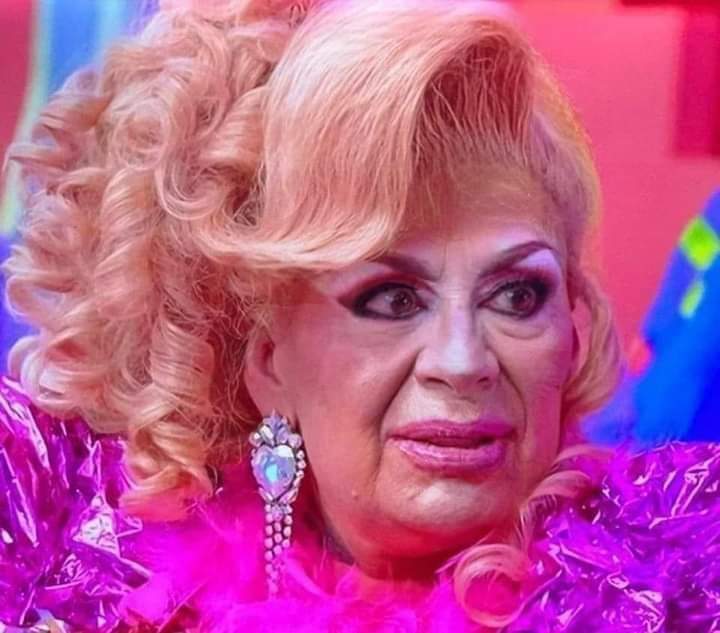 Esse domingo vai ser longo...

Em caso de investigação policial eu declaro : 

• Juriji Der Klee Winner roubada
• M1ss Jade So mulher mais linda da história
• Sasha Colby primeira mulher do mundo
• Elecktra Bionic patroa da Farida
• Betina Polaroid maior Drag carioca