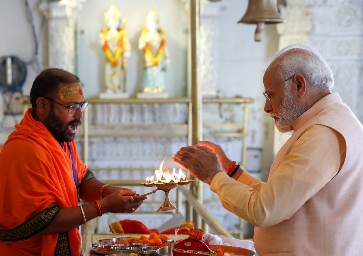 narendramodi's tweet image. छत्तीसगढ़ के डोंगरगढ़ में मां बम्लेश्वरी के दिव्य दर्शन और पूजन से मन को बहुत संतोष हुआ है। उनसे राज्य के अपने परिवारजनों की सुख-समृद्धि की कामना की।