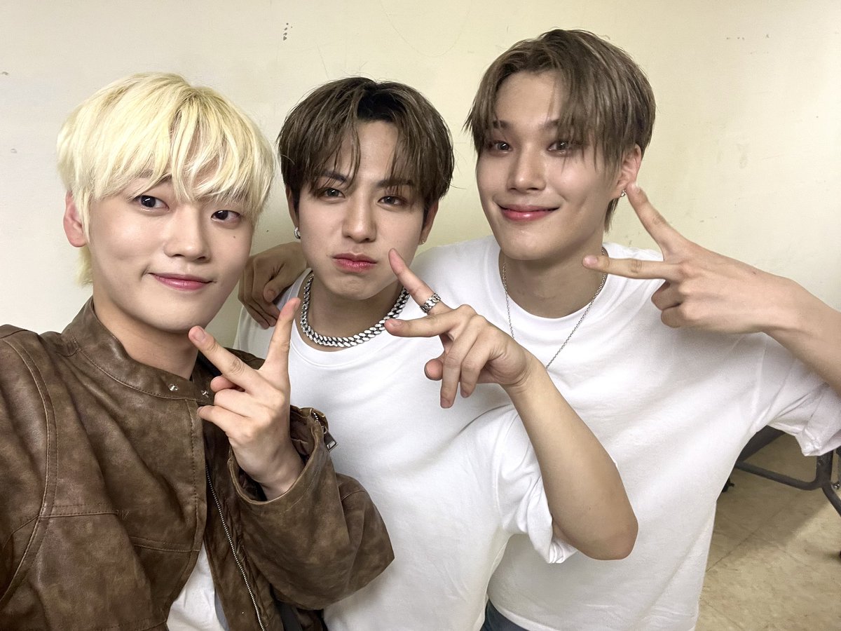WEi__Member's tweet photo. [#석화] 
내 동생들 오늘도 힘내랏!!👊🏻
#GoodEVNNEing https://t.co/Fih3IljNvu
