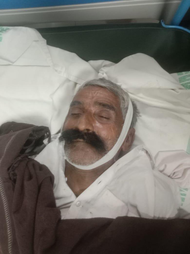 mofarooka's tweet photo. پیشہ ور قاتلو تم سپاہی نہیں ہو

انا للہ و انا الیہ راجعون
وہ چچا جسے ہم ابا بلاتے تھے پولیس گردی کی بھینٹ چڑھ گئے۔نہایت سادہ لوح اور بے ضرر انسان تھے۔مال مویشی پالنا کھیتی باڑی کرنا ذریعہ روزگار تھا۔

کچھ سال پہلے مخالفین نے اپنے سیاسی تعلقات استعمال کرکے میرے سترہ سال کزن کے خلاف پر ایک جھوٹی ایف آئی آر درج کی گئی۔جس میں بعد میں بے گناہ قرار پائے۔.لیکن مخالفین کی فرمائش پہ پولیس اسے مسلسل ٹارگٹ کرتی رہی۔..اور چند مزید مقدمات میں شامل کر دیا۔..
مخالفین کا مقصد بھی پورا ہوتا رہا اور پولیس کی روزی روٹی بھی چلتی رہی۔..پولیس ہر دوسرے ہفتے ریڈ کرتی اور گھر کے کسی ایک فرد کو اٹھا لیتی۔.منہ مانگی رقم لے کر چھوڑ دیتے۔..پھر کچھ ہفتوں بعد ایسے ہی دوبارہ کیا جاتا۔..
اس سب سے تنگ آ کر چچا نے بیٹے سے اعلان لا تعلقی کر دیا کہ بار بار چاردیواری کے تقدس کی پامالی اور خواتین کے ساتھ بداخلاقی بند ہو جائے۔.عرصہ دو سال سے پولیس کو " مطلوب" کزن بھی کراچی میں مزدوری کر رہا اور گھر سے دربدر ہے۔
اس کے باوجود صرف سال 2023 میں بیس سے زیادہ دفعہ پولیس نے ریڈ کیا اور انکے ایک دو بیٹوں کو لے جاتے اور پیسے لے کر پھر چھوڑ دیتے۔..

پرسوں رات 2:30 بجے قاتل  SHO  جبران جیراڈ  پولیس  تھانہ پکالاڑاں تحصیل  لیاقت پور نے ریڈ کیا تو میرا کزن موجود نہیں تھا موقع پر میرے بزرگ  چچا    موجود تھے انکو زدوکوب کیا گیا  انکے اورانکے ایک بیٹے کے ہاتھ باندھ کر وین میں ڈال دیا گیا  65 سالہ بزرگ  کوتشدد کے باعث صدمے , ہراسمنٹ کی وجہ سے ہارٹ اٹیک ہو گیا اور موقع پر  انکی ڈیتھ ہوگئی ۔
پولیس انہیں قتل کے بعد گاڑی سے نیچے پھینک کر انکے بیٹے کو تھانے لے کر چلی گئی۔.لیکن جب انہیں پتہ چلا کہ بزرگ کی ڈیتھ ہو گئی ہے تو اس رہا کر دیا گیا۔
بزرگ کو فوری طور ہر THQ لائے تو انچارج ڈاکٹر نے موت کی تصدیق کر دی۔
ہم نے پولیس کے خلاف کارروائی کا فیصلہ کیا مقامی مجسٹریٹ کو پوسٹ مارٹم اور FIR کی درخواست دی۔
رات 3 بجے سے لے کر سارا دن ہمیں تھانے کچہری میں گھمایا جاتا رہا۔.اور پریشرائز کیا جاتا رہا اور پوسٹ مارٹم میں تاخیر کیلیے گھٹیا منفی حربے استعمال کیے گئے کہ صلح کر لیں۔
شام کو ہمیں ضلعی ہسپتال میں پوسٹ مارٹم کیلیے ریفر کر دیا گیا۔رات کو 9-10 کے قریب پوسٹ مارٹم مکمل کیا گیا۔
پوسٹ مارٹم کے بعد پولیس نے میرے انکل کی ڈیڈ باڈی کو اپنی تحویل میں لے کر کسی اور جگہ منتقل کر دیا جو صبح سے لے کر ابھی تک ہمیں ڈیڈ باڈی واپس نہیں کی گئی ۔
اب لاش حوالگی  قاتل SHO جبران جیراڈ کی اجازت اور صلح سے مشروط ہے۔
پولیس ذرائع نے ہمیں یہ پیغام دیا کہ آپ لوگ لواحقین کاروائی نہ کرنے کی یقین دہانی کرائیں بصورتِ دیگر ڈیڈ باڈی واپس نہیں کی جائے گی ۔ پولیس گردی ظلم کی انتہا ہوگئی ہم صبح سے لے کر ابھی تک شدید ذہنی اذیت دکھ میں مبتلا ہیں پولیس نے ہمارے ساتھ انتہائی ظلم کیا اب مزید ایسے اقدامات کرکے اذیت پہنچائی جارہی ہے ۔
آپ سب دوستوں سے اپیل ہے کہ اس پولیس گردی کے خلاف ہماری آواز کو آگے پہچانے تک ہماری مدد کریں اور تمام اعلیٰ حکام سے بھی اپیل کی جاتی ہے کہ پولیس کے اس ظالمانہ ، جابرانہ اقدام کے خلاف کاروائی عمل میں لائی جائے ملوث اہلکاروں کے خلاف قتل کی ایف آئی آر درج کی جائے ۔