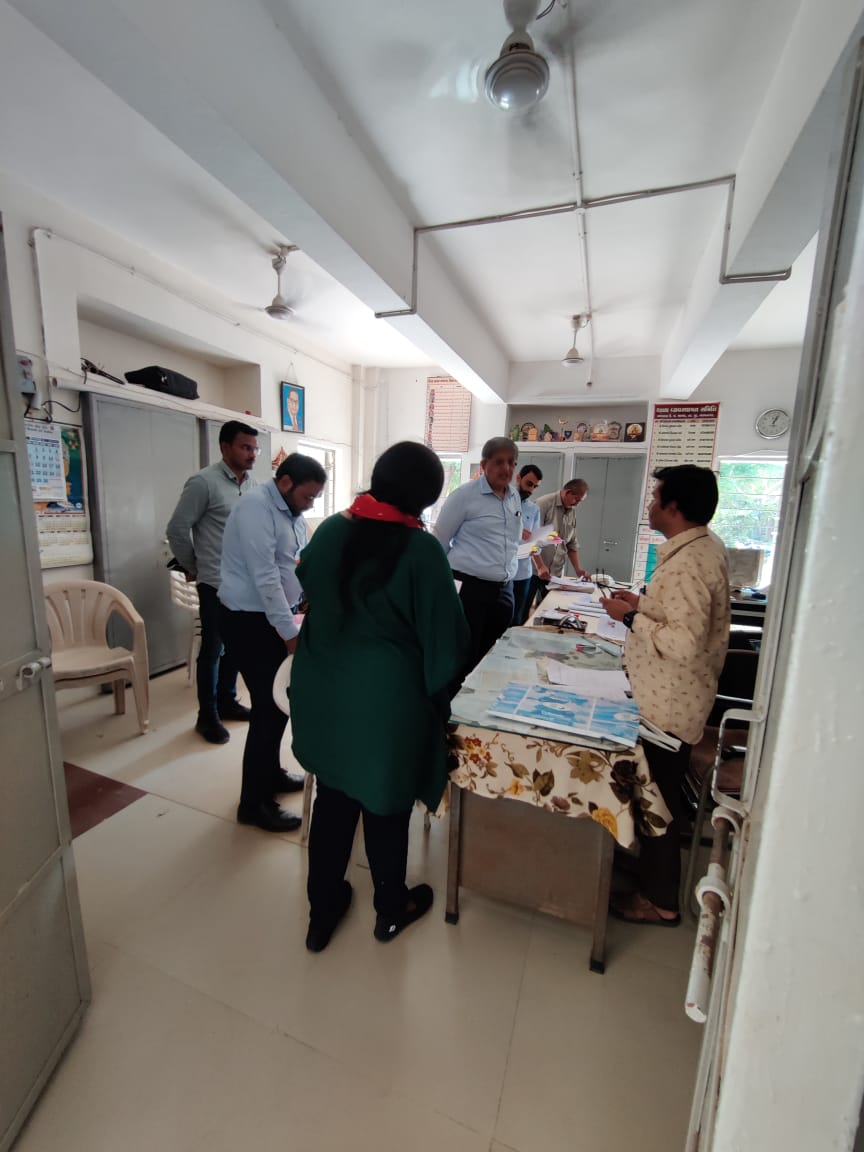 Collectorbhav's tweet photo. આજ રોજ ખાસ સંક્ષિપ્ત મતદારયાદી સુધારણા કાર્યક્રમ ખાસ ઝુંબેશ દિવસ અન્વયે ૧૦૪ ભાવનગર પૂર્વ વિસ્તારના અકવાડા ગામમાં બુથ નં ૧૯ થી ૨૩ની મુલાકાત લઈ નિરીક્ષણ કરી લાયકાતની તારીખે ૧૮ વર્ષ પૂરા થતા હોય તે તમામના નામ નોંધાય તથા તેનો પ્રચાર કરવા સૂચના આપેલ.
@CEOGujarat @mahiti_bvn https://t.co/tPhHdwDbCb