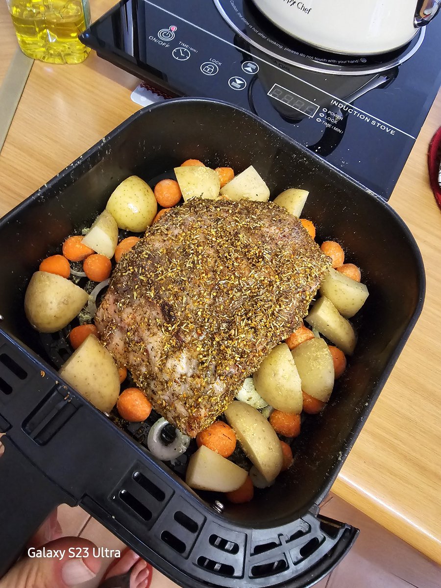 cornedupreez1's tweet photo. Vandag is ek nie die chef nie,Rowi berei die #Skaapboud🍖 voor om in die konveksie oond gebak te word,saam met geel rys🙂 #LayedBackSunday https://t.co/XFn12wVuDR