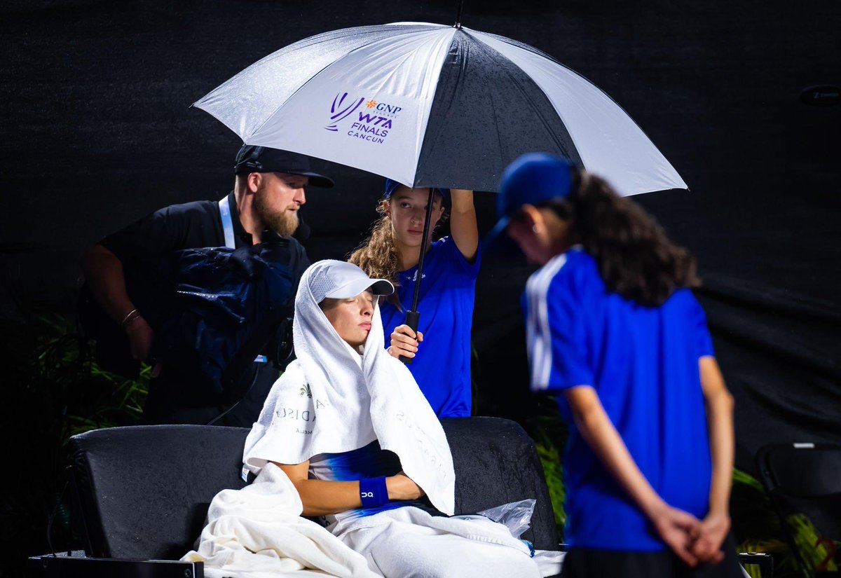 UniversTennis's tweet photo. 🚨 La demi-finale du Masters entre Aryna Sabalenka et Iga Swiatek est déplacée à dimanche, 22h30, à cause des intempéries. ☔️

La gagnante affrontera Jessica Pegula dans une finale exceptionnellement reportée au lundi.

Les conditions des #WTAFinals sont CATASTROPHIQUES à Cancun. https://t.co/CGjpIBhHIv