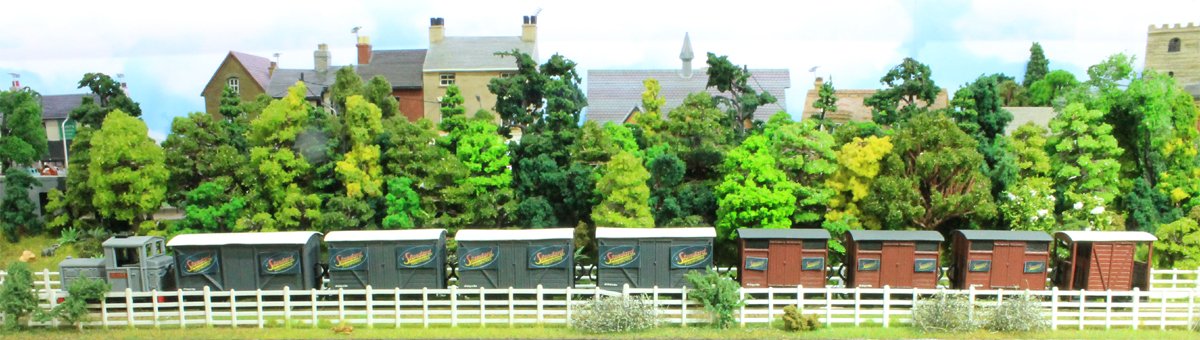 hadarford's tweet photo. Of course, it is November 5th. 🎆🎇✨🧨💣🔥 #modelrailway #narrowgauge https://t.co/Tvilv05YLE https://t.co/zTxNGM6jhs