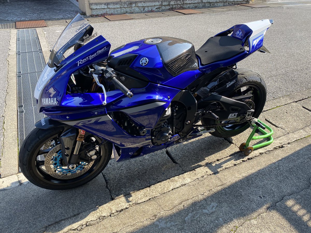 satoshiYZFR's tweet photo. 洗車してホイール入れ替えて、ピカピカにした✨

#滋賀スーパースポーツレーシング
#ヤマハが好きだ
#バイクが好きだ
#バイク好きな人と繋がりたい 
#yzfr1
#yzfr1m https://t.co/lMhMzEVmFV