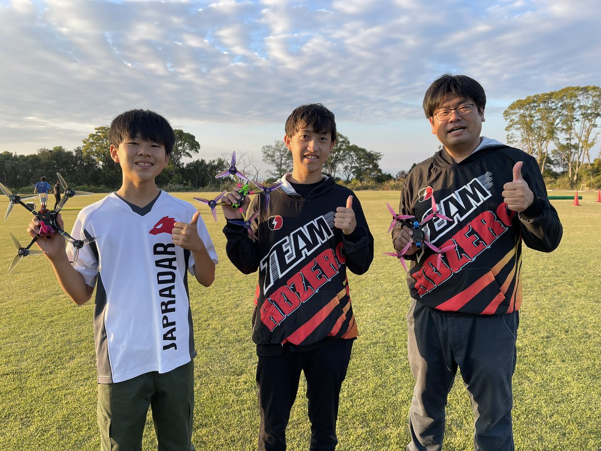 FpvYuki13222473's tweet photo. 貝塚ドローンレース2023のエクストリームクラスで準優勝しました!!
ユースクラスでは決勝戦に進めず悔しかったですがエクストリームクラスで準優勝できて嬉しいです😆
運営・スタッフの方ありがとうございました!
来シーズンはもっと良い成績を残せるように頑張ります💪
#Japradar #HQProp https://t.co/GF2jQTwppw