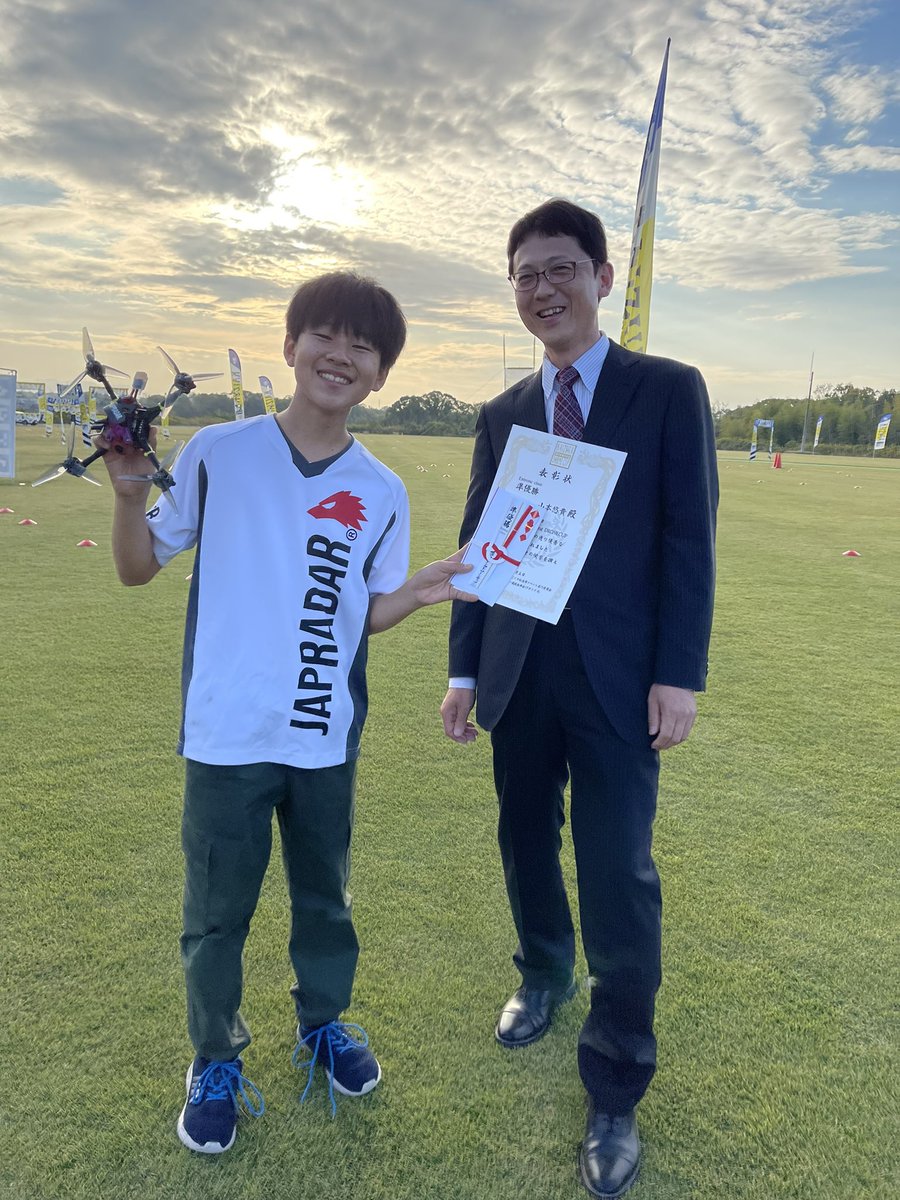 FpvYuki13222473's tweet photo. 貝塚ドローンレース2023のエクストリームクラスで準優勝しました!!
ユースクラスでは決勝戦に進めず悔しかったですがエクストリームクラスで準優勝できて嬉しいです😆
運営・スタッフの方ありがとうございました!
来シーズンはもっと良い成績を残せるように頑張ります💪
#Japradar #HQProp https://t.co/GF2jQTwppw