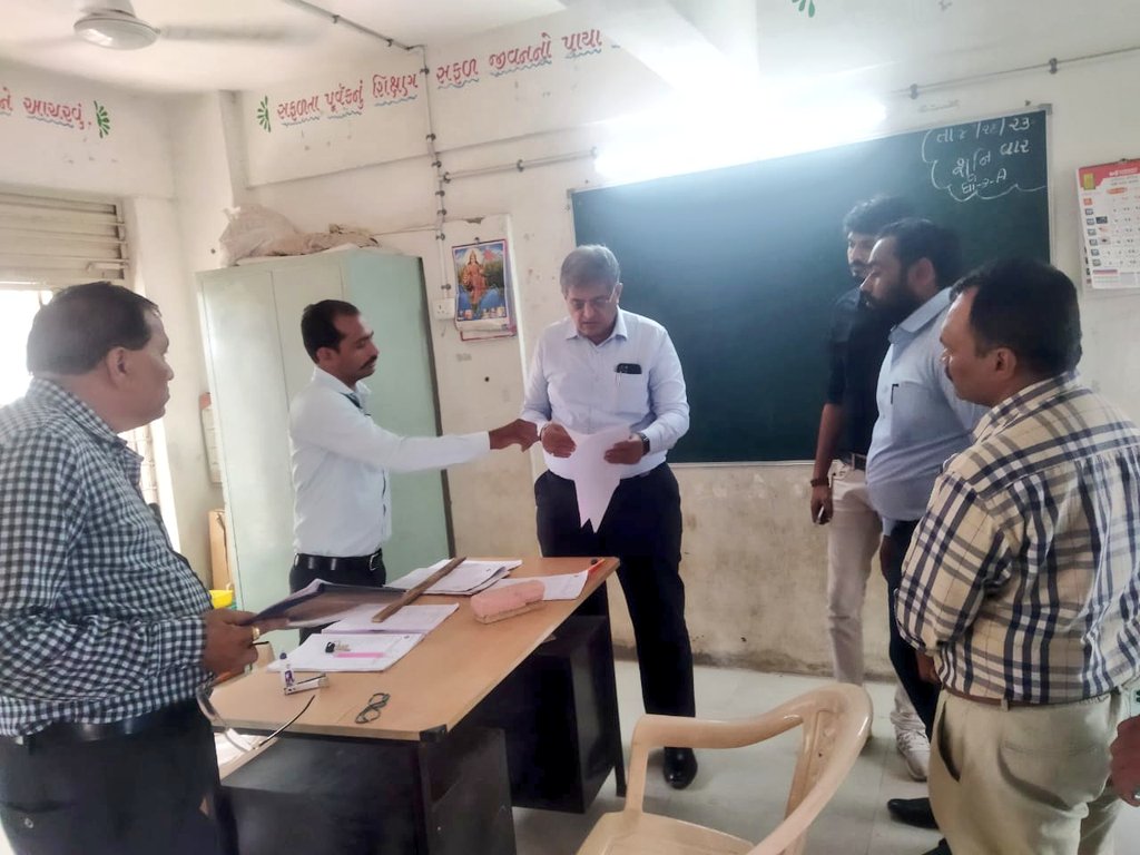 Collectorbhav's tweet photo. આજ રોજ ખાસ સંક્ષિપ્ત મતદારયાદી સુધારણા કાર્યક્રમ ખાસ ઝુંબેશ દિવસ અન્વયે ૧૦૩ ભાવનગર ગ્રામ્ય વિસ્તારના અધેવાડા ગામમાં બુથ નં ૧૧૩ થી ૧૧૭ની મુલાકાત લઈ નિરીક્ષણ કરી લાયકાતની તારીખે ૧૮ વર્ષ પૂરા થતા હોય તે તમામના નામ નોંધાય તથા તેનો પ્રચાર કરવા સૂચના આપેલ.
@CEOGujarat @mahiti_bvn https://t.co/Ot3SAWFID0