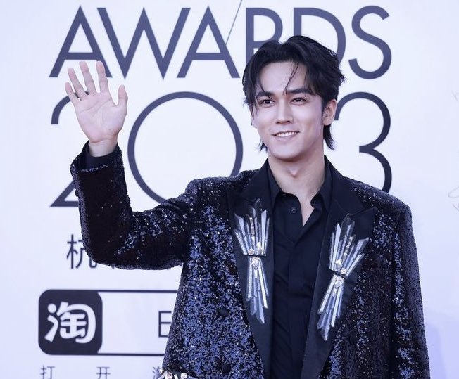 onauratoutvu's tweet photo. Amazing Chenmuchi #chenmuchi  is wearing couture outfit by On Aura Tout Vu at ELLE Style Award 2023 #chenmuchi# #onauratoutvufashion# #onauratoutvu# #elle# https://t.co/ZpvXOjpylh