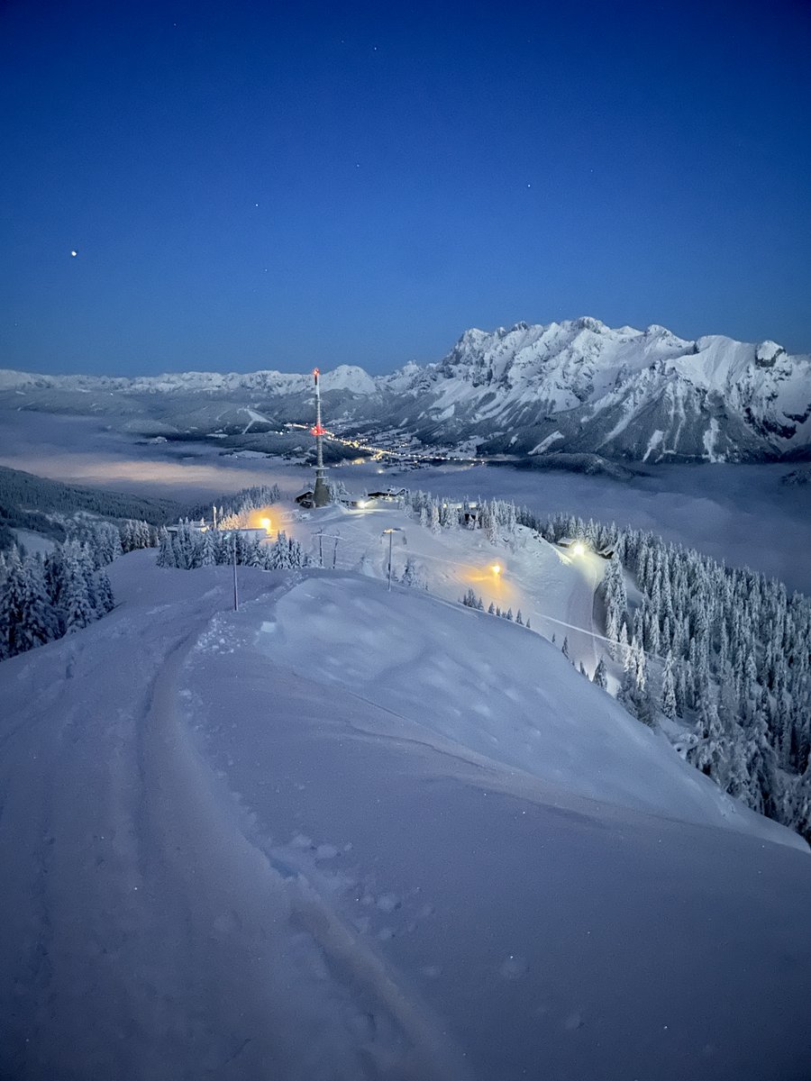 HauserKaibling's tweet image. Er läutet den Winter ein, der erste Sonnenaufgang der die Bergwelt in weiß glitzern lässt. Ein echtes Naturschauspiel, ein Gefühl für welches wir Jahr für Jahr dankbar sind. 

TIPP: Vielfahrer-Karte zum Vorverkaufspreis sichern 👉🏼 hauser-kaibling.at/skiticket

📷Josh Absenger