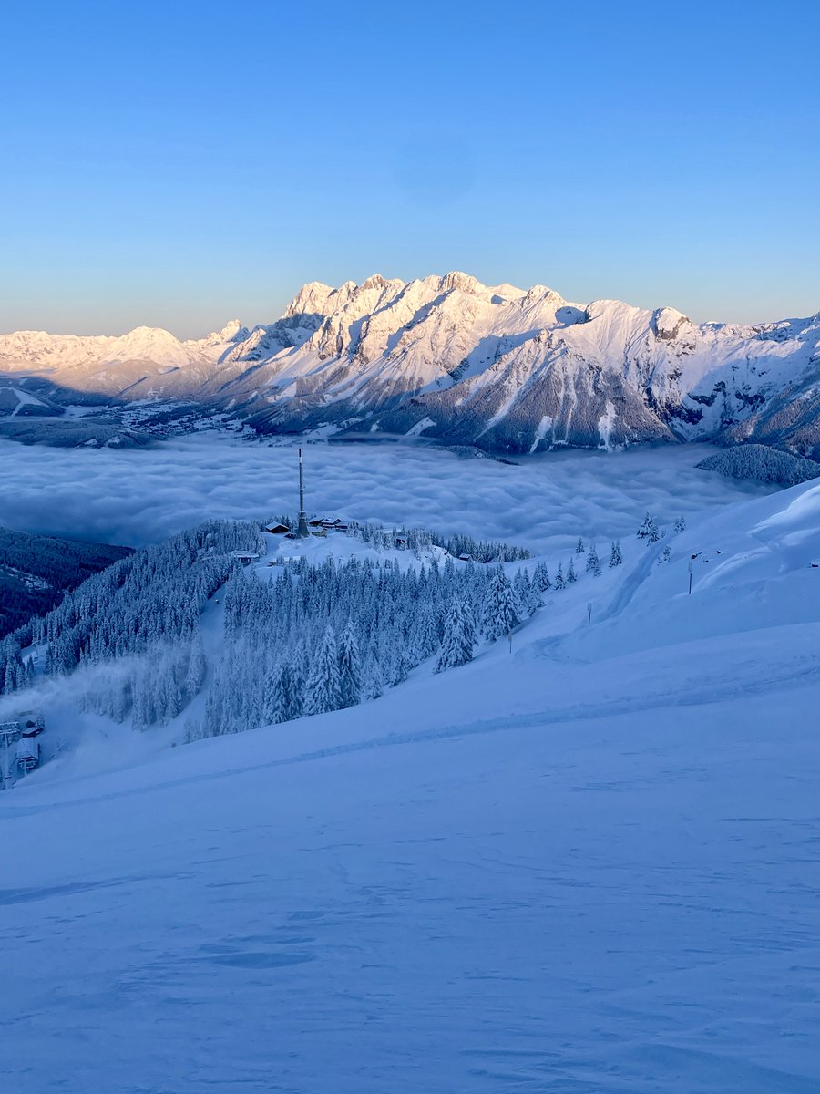 HauserKaibling's tweet image. Er läutet den Winter ein, der erste Sonnenaufgang der die Bergwelt in weiß glitzern lässt. Ein echtes Naturschauspiel, ein Gefühl für welches wir Jahr für Jahr dankbar sind. 

TIPP: Vielfahrer-Karte zum Vorverkaufspreis sichern 👉🏼 hauser-kaibling.at/skiticket

📷Josh Absenger