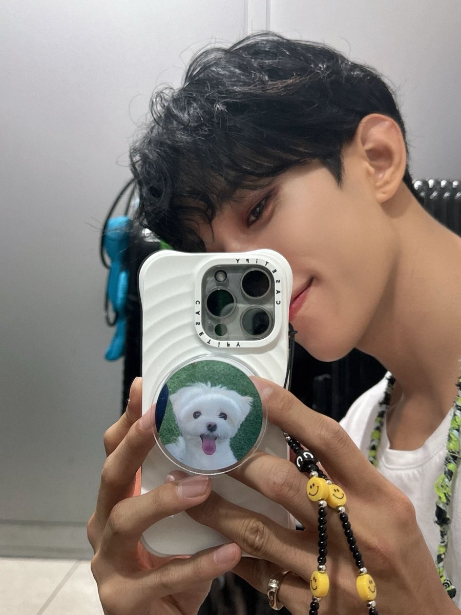 pledis_17's tweet photo. [17'S 도겸] 인기가요 1위🏆 고마워요 캐럿들🩷🩵 
앞으로 활동도 힘내서 열심히 할게요!
이건 캐럿들이 주신 멋진상~ㅎㅎ
feat.부끄 그립톡🐶 https://t.co/IgbJ941j5P