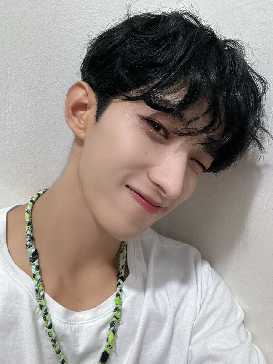 pledis_17's tweet photo. [17'S 도겸] 인기가요 1위🏆 고마워요 캐럿들🩷🩵 
앞으로 활동도 힘내서 열심히 할게요!
이건 캐럿들이 주신 멋진상~ㅎㅎ
feat.부끄 그립톡🐶 https://t.co/IgbJ941j5P