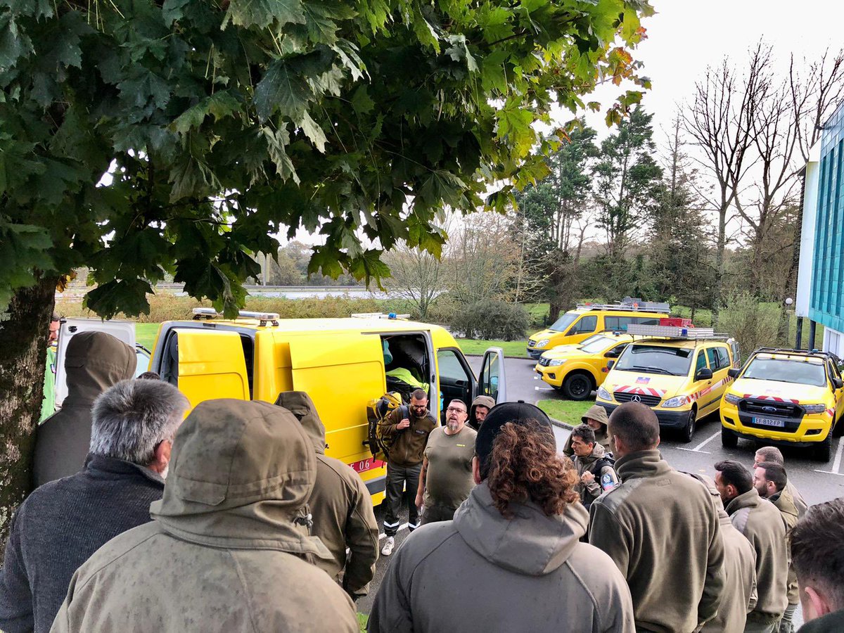 MaeldeCalan's tweet photo. ➡️ 75 agents des routes viennent en renfort des départements des @AlpesMaritimes @Departement63 @Departement19. ♥️
➡️ Ils nous aident à finaliser le déblocage des routes du @finistere_29 tout en permettant à nos agents qui ont fait un travail exceptionnel de prendre du repos. https://t.co/aWQQ7YReky